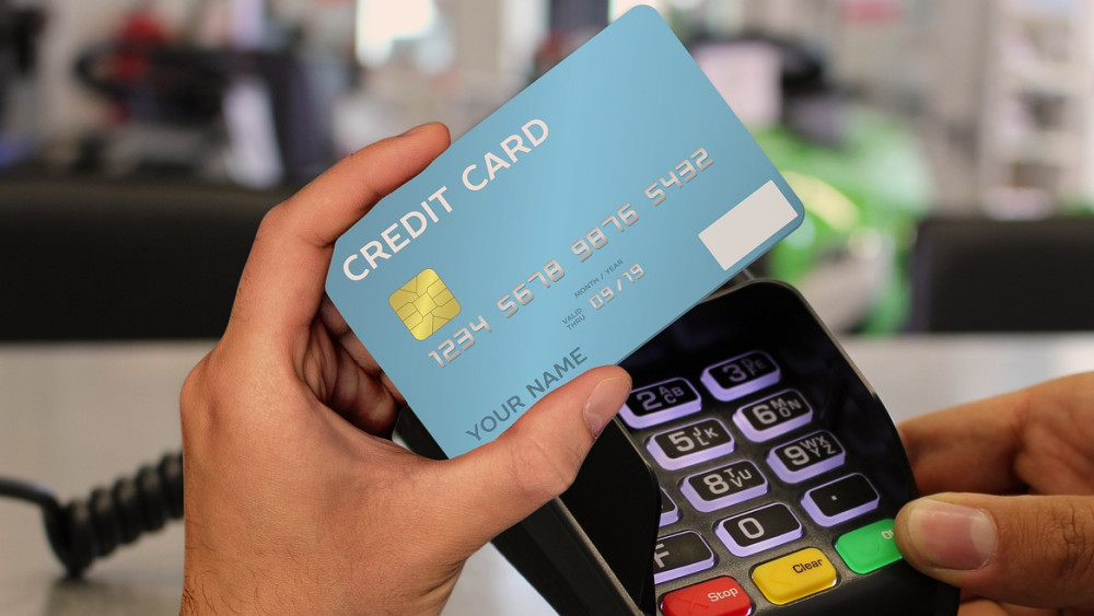 Grijă mare la acest lucru atunci când tastezi codul PIN la bancomat sau chiar și la telefon. Metoda prin care hoții pot afla imediat codul cardului tău