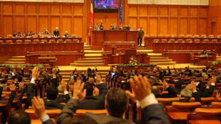 Ce salariu imens va încasa un deputat sau un senator începând cu 1 ianuarie 2025 pentru doar 10 ore de muncă Cât vor primi și președintele țării sau premierul. Sumele sunt cu mult mai mari decât s-a știut