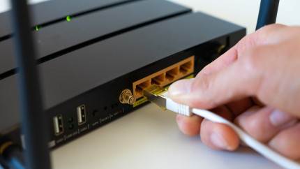 Nu pune niciodată aceste obiecte lângă router-ul de internet. Scade enorm semnalul și viteza și nici nu vei realiza că nu e de vină operatorul pentru asta