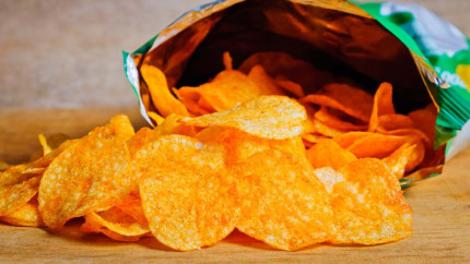 Ce se întâmplă în organismul tău dacă mănânci zilnic câte o pungă de chipsuri Câte kilograme te poți îngrășa în 30 de zile
