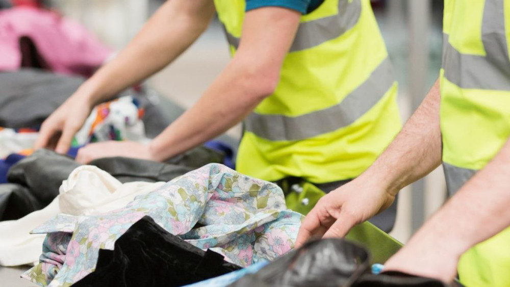A devenit OBLIGATORIE reciclarea hainelor de la 1 ianuarie 2025 pe modelul SGR Câți bani primesc cei care își duc textilele uzate în punctele special amenajate
