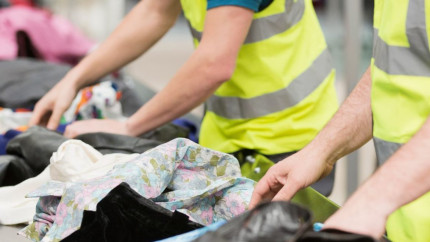 A devenit OBLIGATORIE reciclarea hainelor de la 1 ianuarie 2025 pe modelul SGR Câți bani primesc cei care își duc textilele uzate în punctele special amenajate