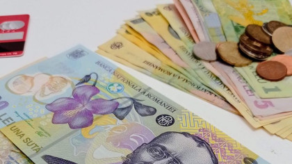 Pe ce dată intră alocațiile copiilor și indemnizațiile mamelor în luna iunie. Calendarul oficial anunțat de ANPIS pentru plata pe card