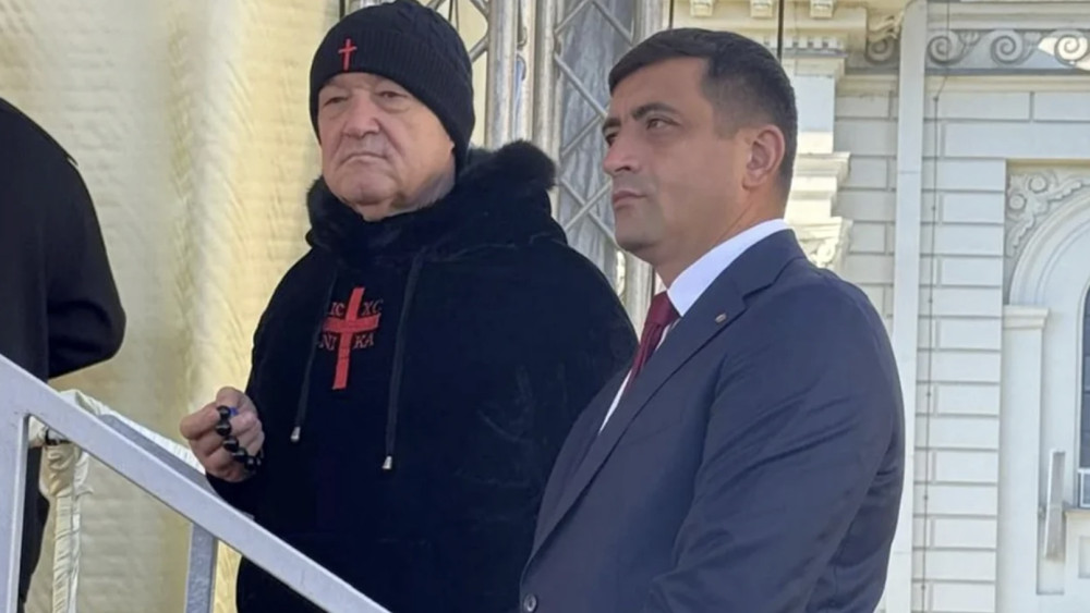 Gigi Becali îl îngroapă definitiv pe George Simion Dezvăluiri pe bandă despre liderul AUR M-a pus să-l atac pe Georgescu iar pe EA a înjurat-o cu băga-mi-aș de față cu 50 de persoane