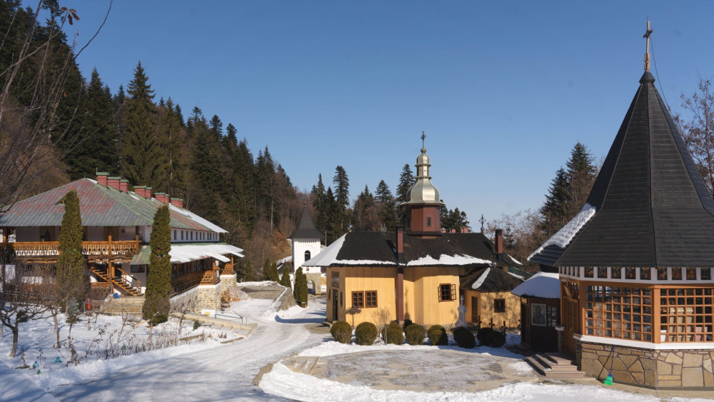 Mănăstirea acunsă din România unde dorințele se împlinesc. Se spune că aici îl poți simți pe Dumnezeu. Este un adevărat colț de Rai iar peisajul din jur este superb