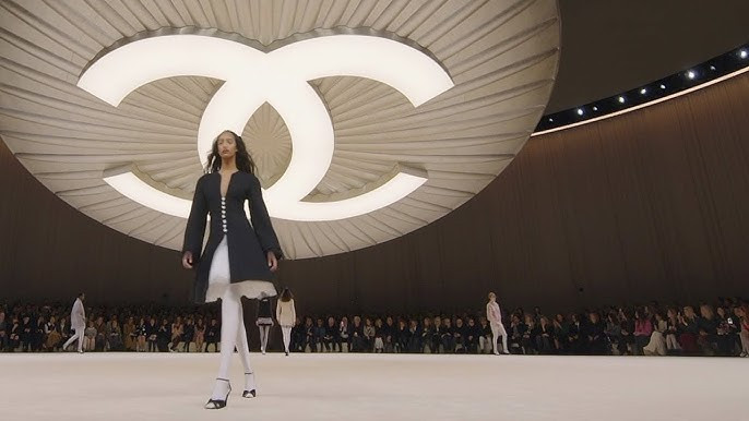 Culoarea anului 2025 pentru haine atât pentru femei cât și pentru bărbați. Celebrele case de modă Dior și Chanel au dat verdictul