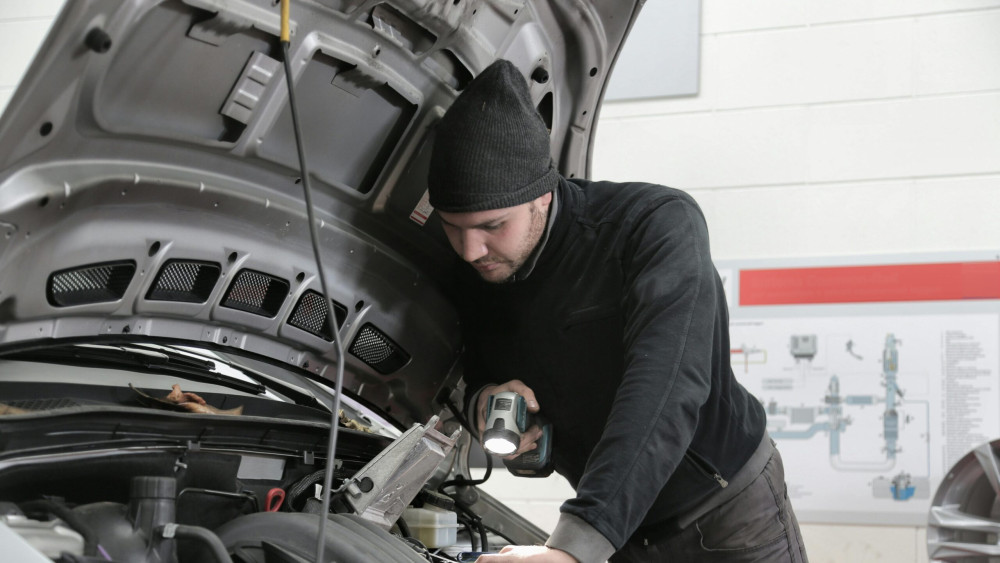 Top 3 mașini second hand care îți pot aduce probleme la ITP în România. Sunt populare fiabile dar riști să fii întors înapoi de mecanici