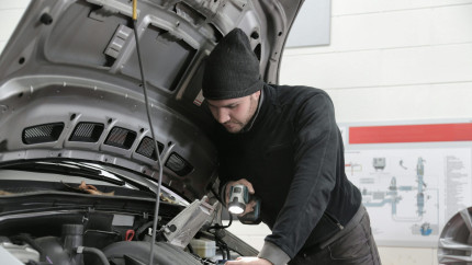 Top 3 mașini second hand care îți pot aduce probleme la ITP în România. Sunt populare fiabile dar riști să fii întors înapoi de mecanici