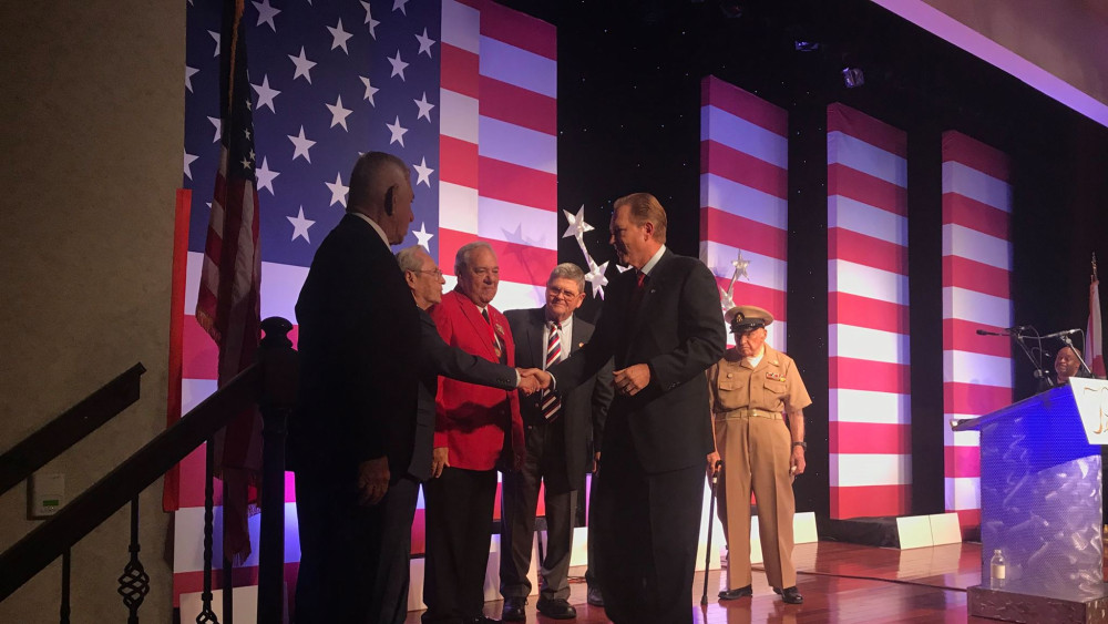 Americanii trimit un om cheie la București chiar înainte de alegerile prezidențiale Mesaj important pentru români. Cine este celebrul republican Vern Buchanan apropiat de Donald Trump care va conduce discuțiile