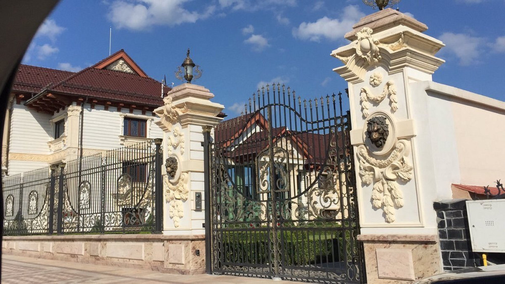 Satul din România care a devenit printre cele mai bogate din lume. Nemții au făcut un documentar despre el. Aici un Ferrari este considerat vechitură
