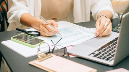 PPC România sau Hidrolectrica Ce companie oferă cel mai mic și avantajos tarif le energie. Românii pot alege oferta cea mai bună pentru ei după 1 iulie