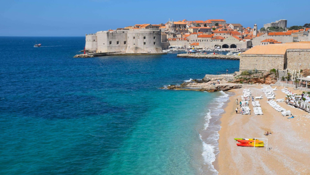 Țara din Europa promovată intens ca fiind peste Grecia și Turcia dar care e de 3 ori mai scumpă. Unii turiști ajung acolo și de abia își permit să mănânce