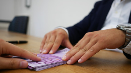 La cât se estimează că va ajunge cursul EURO - LEU în 2026 și în ce este cel mai eficient să vă investiți banii conform analiștilor