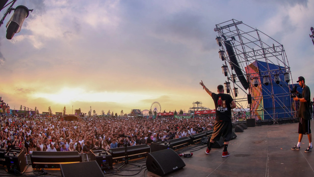 UNTOLD vs Beach Please Care dintre cele două festivaluri generează mai mulți bani