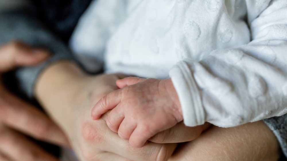 Mamele pot primi câte 700 de lei pe lună de la stat. Condițiile stricte pe care trebuie să le respecte pentru a beneficia de bani