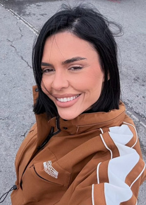 Andreea Cojoc criticată dur după ce l-a filmat pe fiul său de 3 ani într-un moment intim din dormitor. Ce spun psihologii despre derapajul ei