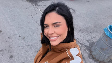 Andreea Cojoc criticată dur după ce l-a filmat pe fiul său de 3 ani într-un moment intim din dormitor. Ce spun psihologii despre derapajul ei