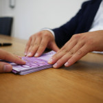 Tranzacțiile pe card care declanșează alerta ANAF. Suma maximă pe care o poți trimite familiei fără să fii suspectat de evaziune