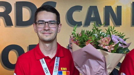 Guvernul Bolojan a tăiat bursele olimpicilor Emanuel Mazăre multiplu medaliat cu aur la matematică dă Ministerul Educației în judecată