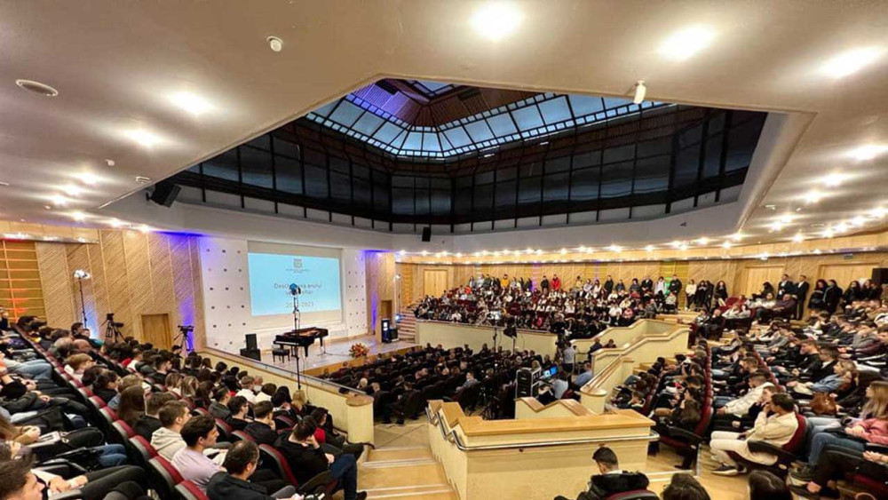 Facultatea din Brașov unde sunt peste 12 candidați pe loc. Este de departe cea mai căutată și se dă examen de admitere