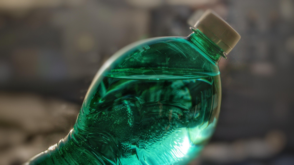 Pericolul nevăzut din sticlele de plastic lăsate în mașină pe timp de caniculă. Ce se întâmplă de fapt cu apa pe care o bei și de ce devine toxică în doar câteva ore