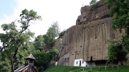 Minunea săpată în stâncă  Biserica Corbii de Piatră. De ce este unică în lume și unde se află