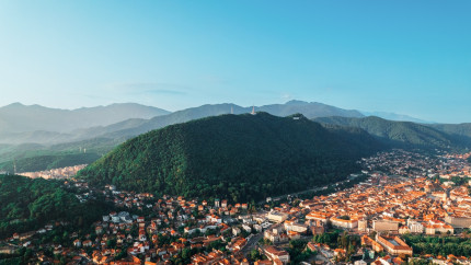 Cel mai vizitat obiectiv turistic din România se află în județul Brașov. Atrage anual peste 1 milion de turiști
