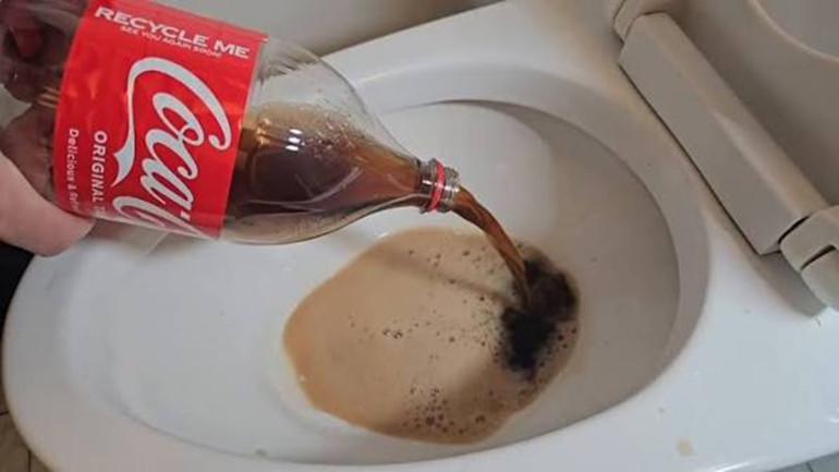 Experiment reușit Am turnat Coca-Cola și soluție Peak în vasul de toaletă ce s-a întâmplat după doar 5 minute