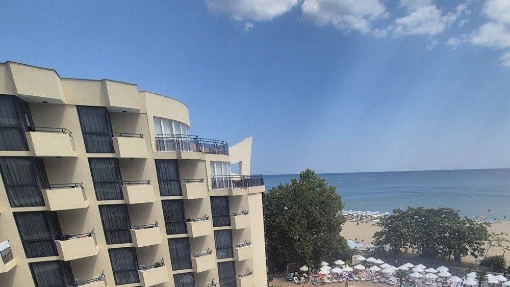 Coșmar de 1.450  la un hotel din Sunny Beach Bulgaria Fără aer condiționat la peste 30C în cameră românii s-au trezit și cu jandarmii la ușă
