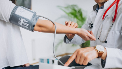 Ce medici specialiști și asistenți medicali caută cel mai mult clinicile private din România în 2026 Ce salarii oferă comparativ cu ofertele din străinătate