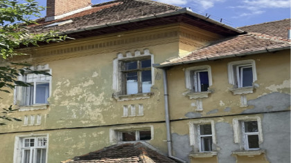 Imaginile groazei de la Spitalul Județean Brașov Bolnavii de cancer și dializă tratați în condiții inumane. Ne e frică să nu ne cadă tavanul în cap